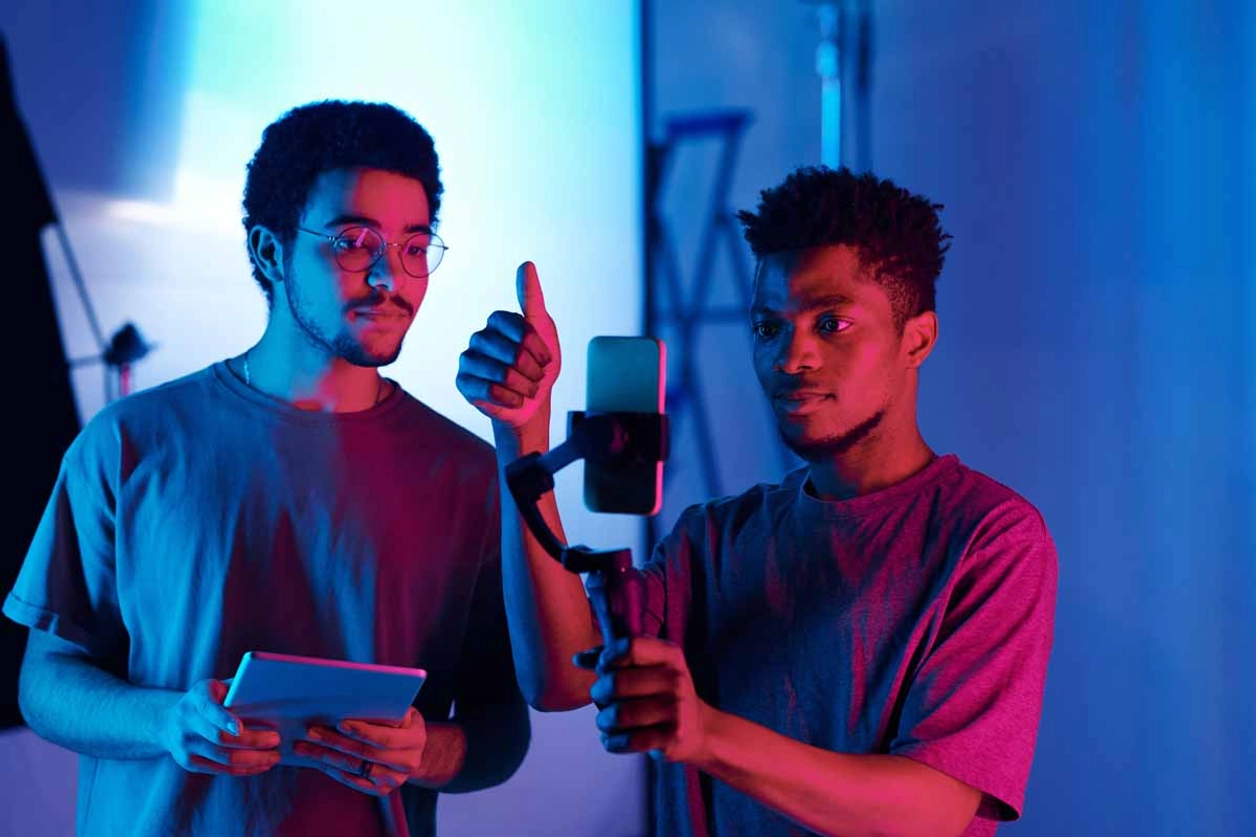 /images/uploads/young-videomakers-working-in-team-in-studio-2025-03-18-22-09-25-utc.jpg